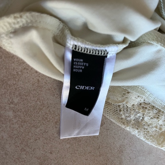 Cider Butter Yellow Lace Sleeveless V-Neck Tank Top - Picture 4 of 4